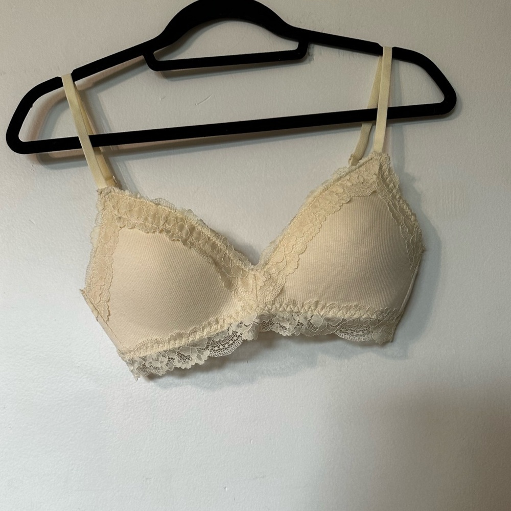 3/$10 🌼 Ardene Cream Lace Trim Wire Free Bra